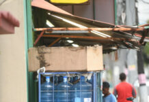 El agua embotellada es expuesta más al sol en fábricas que en colmados