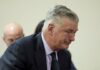 Alec Baldwin estalla en llanto tras escuchar a la jueza desestimar acusación de homicidio en el caso ‘Rust’