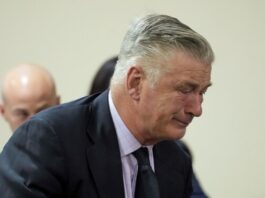 Alec Baldwin estalla en llanto tras escuchar a la jueza desestimar acusación de homicidio en el caso ‘Rust’