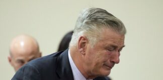Alec Baldwin estalla en llanto tras escuchar a la jueza desestimar acusación de homicidio en el caso ‘Rust’