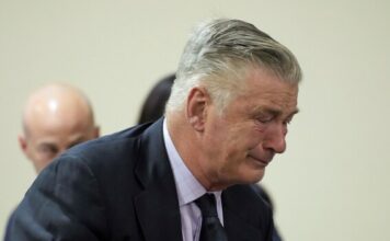 Alec Baldwin estalla en llanto tras escuchar a la jueza desestimar acusación de homicidio en el caso ‘Rust’