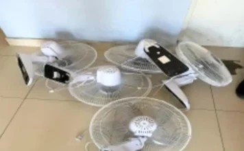 Policía apresa dos hombres y recupera abanicos sustraídos en escuela de Bahoruco