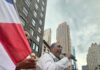 Adriano Espaillat es aplaudido en la celebración del Dominican Day Parade