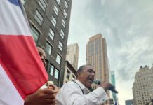 Adriano Espaillat es aplaudido en la celebración del Dominican Day Parade