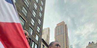 Adriano Espaillat es aplaudido en la celebración del Dominican Day Parade
