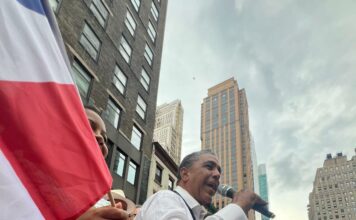 Adriano Espaillat es aplaudido en la celebración del Dominican Day Parade