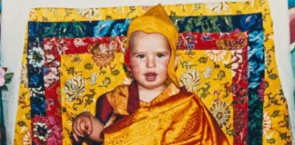 Me criaron en un templo budista como la reencarnación de un lama y a los 18 años decidí romper con todo e irme de fiesta a Ibiza El monje budista Lama Zopa conoció a Osel cuando tenía 14 meses y cuatro meses más tarde el niño se mudó a un monasterio en India.