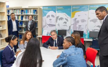Secretario de Estado, Antony Blinken, se reúne con estudiantes del Programa de Inglés de Inmersión y vicepresidenta Raquel Peña