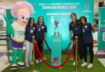 Santiago recibe con entusiasmo el trofeo del Mundial U17