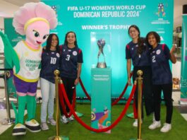 Santiago recibe con entusiasmo el trofeo del Mundial U17