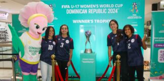 Santiago recibe con entusiasmo el trofeo del Mundial U17