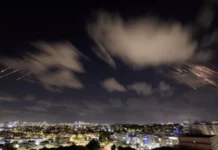 Irán lanza un ataque con misiles contra Israel horas después de que el ejército israelí iniciara una invasión terrestre en el sur de Líbano El sistema de defensa de Israel Domo de Hierro neutraliza misiles en la ciudad de Tel Aviv.