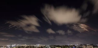 Irán lanza un ataque con misiles contra Israel horas después de que el ejército israelí iniciara una invasión terrestre en el sur de Líbano El sistema de defensa de Israel Domo de Hierro neutraliza misiles en la ciudad de Tel Aviv.