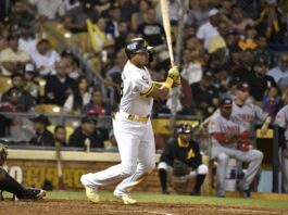 Águilas aplastan al Escogido y empatan en tercera posición