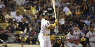 Águilas aplastan al Escogido y empatan en tercera posición