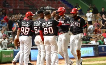 Leones remontan para obtener tercera victoria en línea