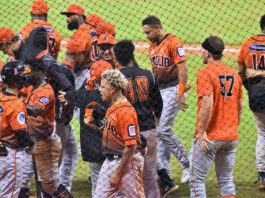Toros remontan y vencen a las Águilas en extrainnings