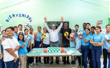 INEFI entrega utilería deportiva en Liceo César Nicolás Penson en el Caimito