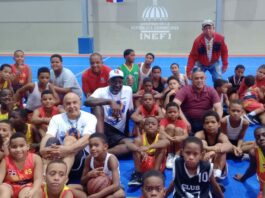 Grillo Vargas y Eduardo Gómez imparten clínica de baloncesto en el Capotillo
