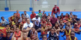 Grillo Vargas y Eduardo Gómez imparten clínica de baloncesto en el Capotillo