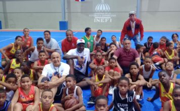 Grillo Vargas y Eduardo Gómez imparten clínica de baloncesto en el Capotillo