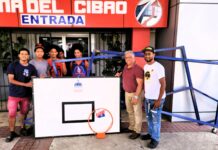 Tony Peña R. entrega tableros a la liga El Pin en Pueblo Nuevo