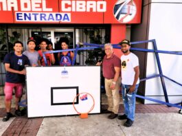 Tony Peña R. entrega tableros a la liga El Pin en Pueblo Nuevo