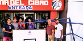 Tony Peña R. entrega tableros a la liga El Pin en Pueblo Nuevo