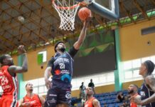 Curry resuelve en el cierre y los Marineros vencen a los Leones