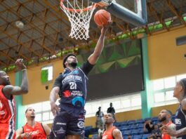 Curry resuelve en el cierre y los Marineros vencen a los Leones