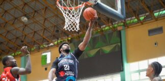 Curry resuelve en el cierre y los Marineros vencen a los Leones