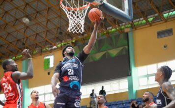 Curry resuelve en el cierre y los Marineros vencen a los Leones