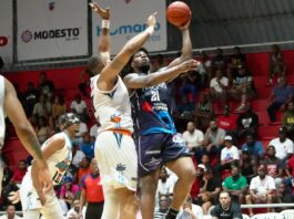Curry y Bello lideran triunfo de Marineros en inicio de fase de eliminación