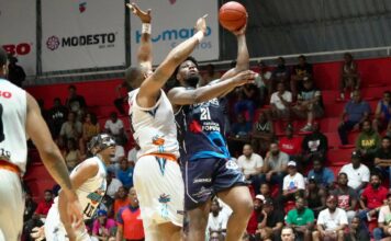 Curry y Bello lideran triunfo de Marineros en inicio de fase de eliminación