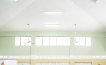 INEFI lleva orientación y utilería al liceo de La Joya en SFM