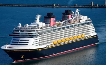 El padre que saltó de un crucero de Disney para salvar a su hija que había caído al mar