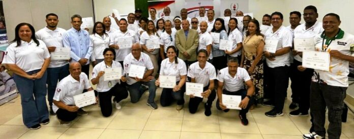 Parte de los participanticipantes al recibir sus certificados