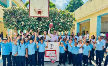 Escuela Máxima Tavárez recibe utilería deportiva de INEFI