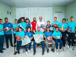 INEFI distribuye útiles deportivos en el Liceo María Teresa Mirabal