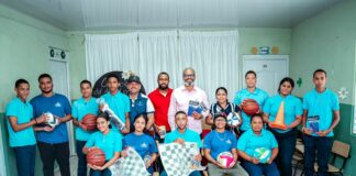 INEFI distribuye útiles deportivos en el Liceo María Teresa Mirabal