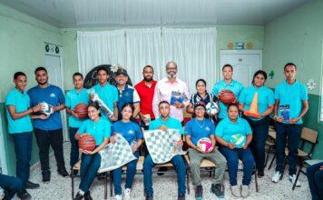 INEFI distribuye útiles deportivos en el Liceo María Teresa Mirabal