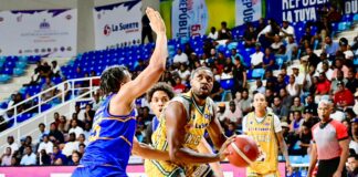 San Carlos golpea primero en la final del TBS Distrito 2025