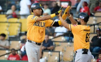 Escogido y Águilas dividen honores en doble cartelera