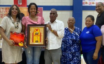 Águilas de Guachupita celebran retiro de camisetas