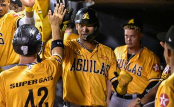 Águilas combinan poder y pitcheo para vencer a Estrellas