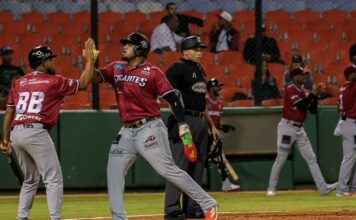 Gigantes remontan y vencen a los Toros