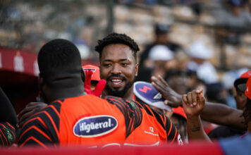 Brooks domina y Eloy castiga en victoria taurina ante Licey