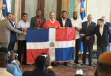 Presidente Abinader entrega bandera al Escogido rumbo a Jalisco 2026