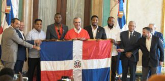 Presidente Abinader entrega bandera al Escogido rumbo a Jalisco 2026