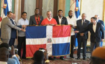 Presidente Abinader entrega bandera al Escogido rumbo a Jalisco 2026